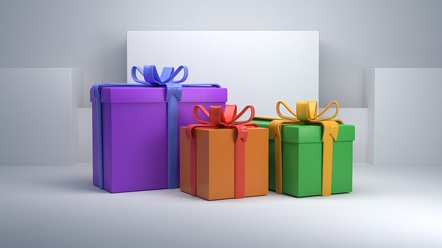 Gifts Presents Boxes Package  - thehalaldesign / Pixabay